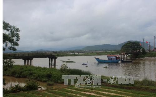 Tàu chở cát đâm sập cầu sông Hoàng, Thanh Hóa